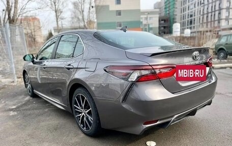 Toyota Camry, 2021 год, 2 600 000 рублей, 2 фотография