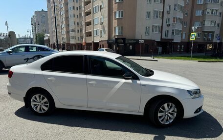 Volkswagen Jetta VI, 2013 год, 1 395 000 рублей, 2 фотография