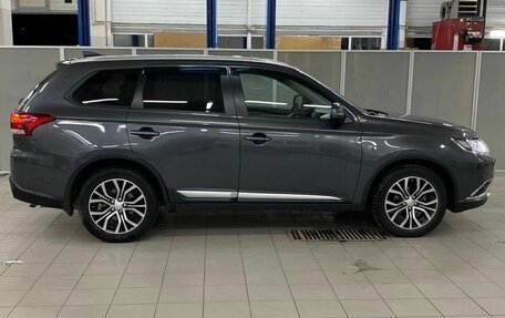 Mitsubishi Outlander III рестайлинг 3, 2018 год, 2 200 000 рублей, 3 фотография