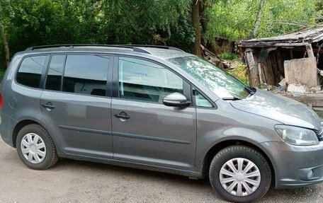 Volkswagen Touran III, 2011 год, 1 000 000 рублей, 2 фотография