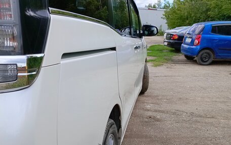 Toyota Voxy III, 2014 год, 1 950 000 рублей, 6 фотография