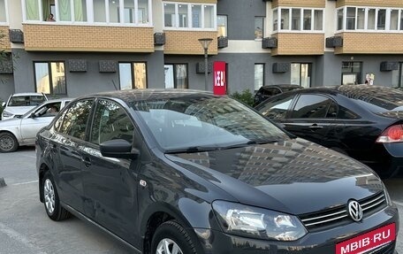 Volkswagen Polo VI (EU Market), 2013 год, 980 000 рублей, 2 фотография