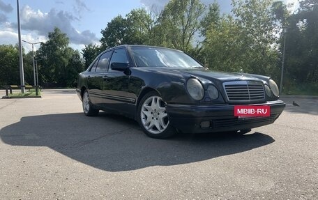 Mercedes-Benz E-Класс, 1998 год, 450 000 рублей, 2 фотография