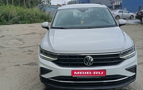 Volkswagen Tiguan II, 2021 год, 2 900 000 рублей, 2 фотография