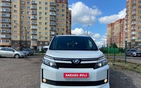 Toyota Voxy III, 2014 год, 1 900 000 рублей, 2 фотография