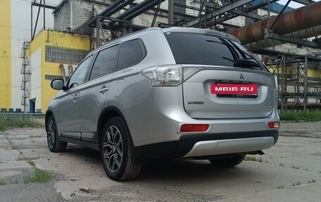 Mitsubishi Outlander III рестайлинг 3, 2014 год, 1 900 000 рублей, 4 фотография