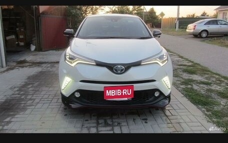 Toyota C-HR I рестайлинг, 2017 год, 2 200 000 рублей, 2 фотография