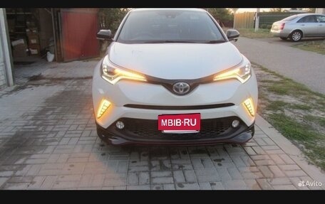 Toyota C-HR I рестайлинг, 2017 год, 2 200 000 рублей, 3 фотография