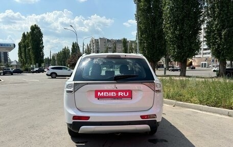 Mitsubishi Outlander III рестайлинг 3, 2014 год, 1 590 000 рублей, 3 фотография