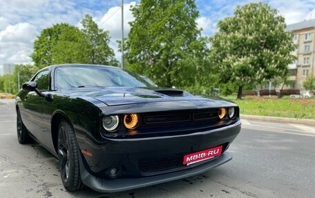 Dodge Challenger III рестайлинг 2, 2018 год, 3 850 000 рублей, 2 фотография