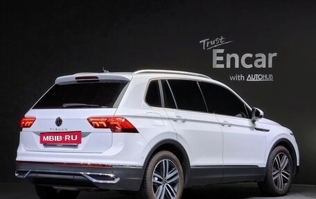 Volkswagen Tiguan II, 2021 год, 2 279 000 рублей, 3 фотография