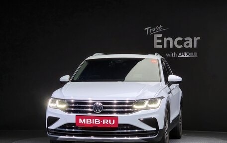 Volkswagen Tiguan II, 2021 год, 2 279 000 рублей, 2 фотография