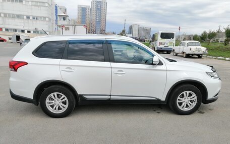 Mitsubishi Outlander III рестайлинг 3, 2015 год, 2 200 000 рублей, 7 фотография