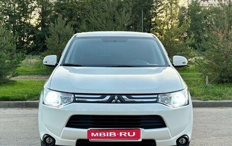 Mitsubishi Outlander III рестайлинг 3, 2013 год, 1 490 000 рублей, 2 фотография