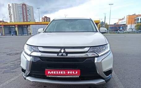 Mitsubishi Outlander III рестайлинг 3, 2016 год, 1 850 000 рублей, 6 фотография