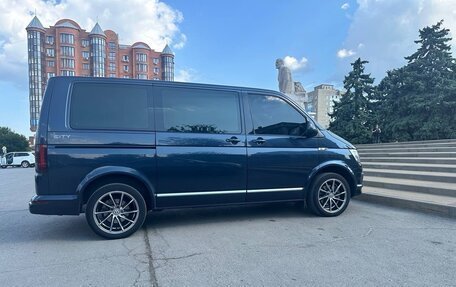 Volkswagen Caravelle T6 рестайлинг, 2018 год, 3 900 000 рублей, 2 фотография