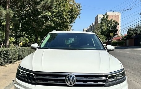 Volkswagen Tiguan II, 2017 год, 2 500 000 рублей, 2 фотография