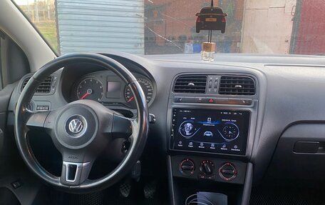 Volkswagen Polo VI (EU Market), 2012 год, 700 000 рублей, 2 фотография