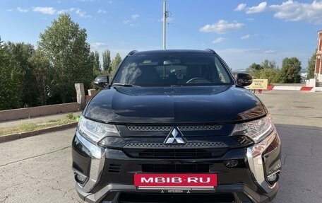 Mitsubishi Outlander III рестайлинг 3, 2020 год, 2 360 000 рублей, 2 фотография