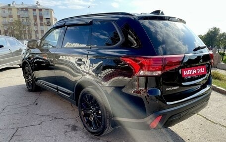 Mitsubishi Outlander III рестайлинг 3, 2020 год, 2 360 000 рублей, 3 фотография