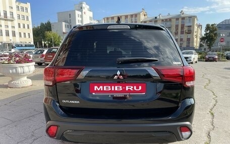 Mitsubishi Outlander III рестайлинг 3, 2020 год, 2 360 000 рублей, 5 фотография