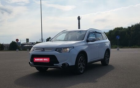 Mitsubishi Outlander III рестайлинг 3, 2014 год, 1 850 000 рублей, 3 фотография