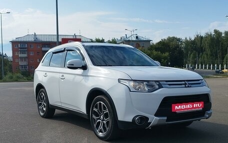 Mitsubishi Outlander III рестайлинг 3, 2014 год, 1 850 000 рублей, 4 фотография