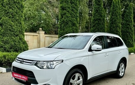 Mitsubishi Outlander III рестайлинг 3, 2014 год, 1 690 000 рублей, 2 фотография