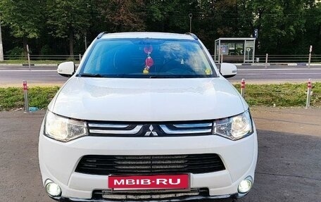 Mitsubishi Outlander III рестайлинг 3, 2013 год, 1 350 000 рублей, 2 фотография