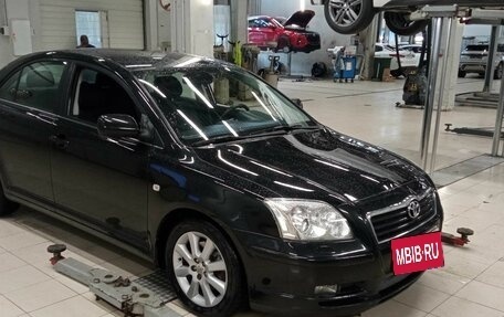 Toyota Avensis III рестайлинг, 2004 год, 1 000 000 рублей, 2 фотография