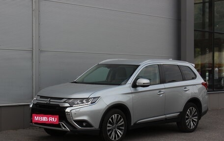 Mitsubishi Outlander III рестайлинг 3, 2019 год, 2 975 000 рублей, 4 фотография