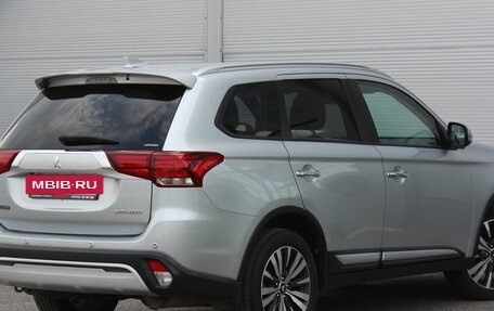 Mitsubishi Outlander III рестайлинг 3, 2019 год, 2 975 000 рублей, 6 фотография