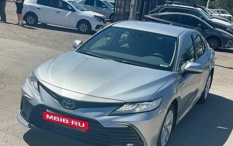 Toyota Camry, 2022 год, 3 950 000 рублей, 4 фотография