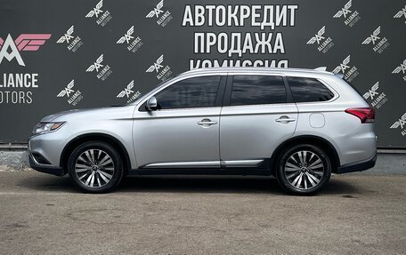 Mitsubishi Outlander III рестайлинг 3, 2018 год, 1 995 000 рублей, 4 фотография