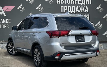 Mitsubishi Outlander III рестайлинг 3, 2018 год, 1 995 000 рублей, 5 фотография