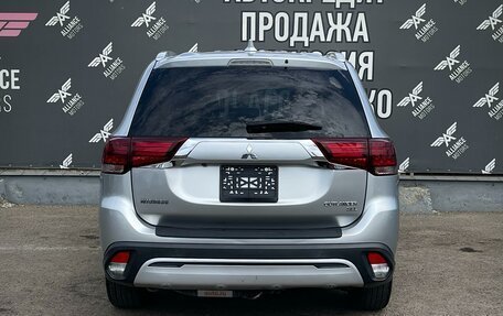 Mitsubishi Outlander III рестайлинг 3, 2018 год, 1 995 000 рублей, 6 фотография