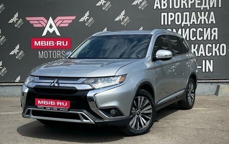 Mitsubishi Outlander III рестайлинг 3, 2018 год, 1 995 000 рублей, 3 фотография