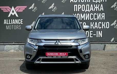 Mitsubishi Outlander III рестайлинг 3, 2018 год, 1 995 000 рублей, 2 фотография