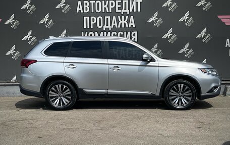 Mitsubishi Outlander III рестайлинг 3, 2018 год, 1 995 000 рублей, 12 фотография