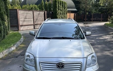 Toyota Avensis III рестайлинг, 2004 год, 980 000 рублей, 1 фотография