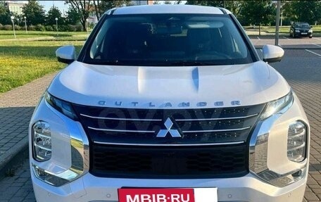 Mitsubishi Outlander, 2022 год, 4 050 000 рублей, 3 фотография