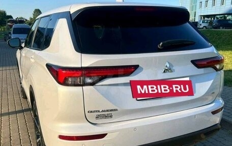 Mitsubishi Outlander, 2022 год, 4 050 000 рублей, 5 фотография