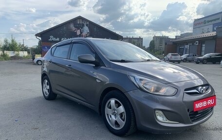 Hyundai Solaris II рестайлинг, 2011 год, 900 000 рублей, 2 фотография