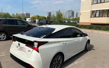 Toyota Prius IV XW50, 2019 год, 2 300 000 рублей, 3 фотография