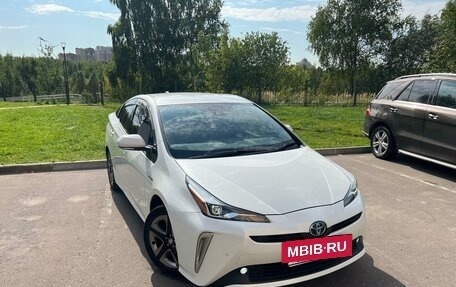 Toyota Prius IV XW50, 2019 год, 2 300 000 рублей, 2 фотография