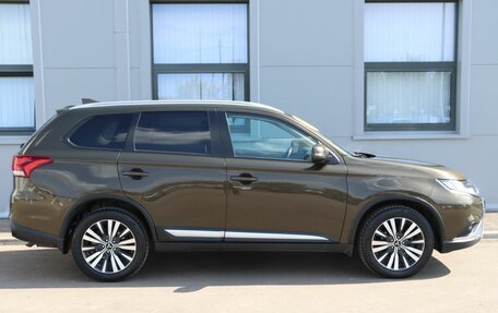 Mitsubishi Outlander III рестайлинг 3, 2019 год, 2 599 000 рублей, 4 фотография