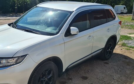 Mitsubishi Outlander III рестайлинг 3, 2015 год, 1 850 000 рублей, 3 фотография