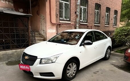 Chevrolet Cruze II, 2010 год, 670 000 рублей, 3 фотография