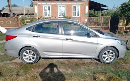 Hyundai Solaris II рестайлинг, 2012 год, 750 000 рублей, 3 фотография