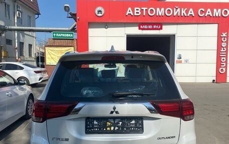 Mitsubishi Outlander III рестайлинг 3, 2022 год, 3 150 000 рублей, 6 фотография